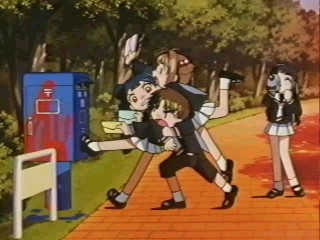 Sakura, Shaoran e Meilin lutando pra postar uma carta na caixa de correio "azul"...